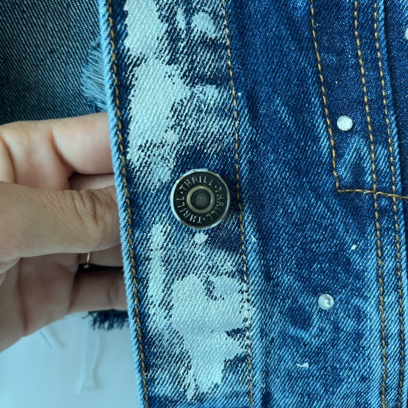 ✨ Custom Cropped Denim Jacket – “Never Stop Believing” | Hand-Painted & Crystal - Picture 4 of 7